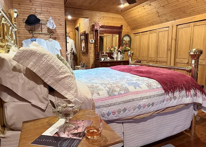 The Queen, A Victorian Bed & Breakfast